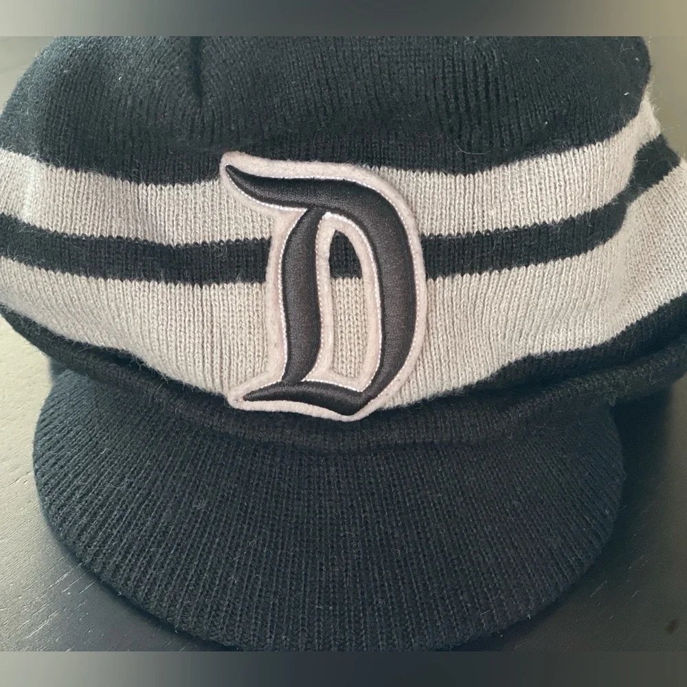 Disney Fleece Beanie Hat β Unisex Vintage βDβ Beanie - Picture 10 of 13
